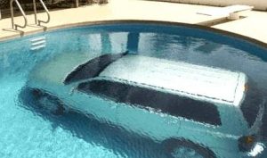 Auto ist im Pool gelandet