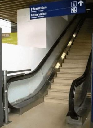 Imitat einer Rolltreppe aus Steinen